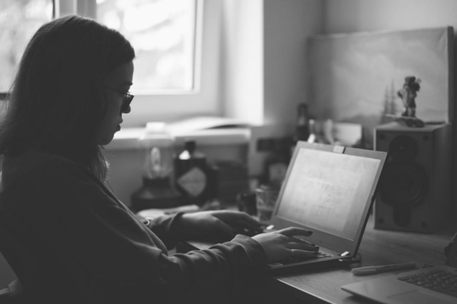 Gruppe von Personen arbeitet gemeinsam an Finanzplänen in modernem Büroraum